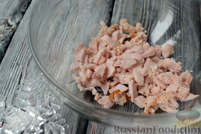 Фото приготовления рецепта: Новогодний салат "Ёлочка" с курицей, грибами и яичными блинами - шаг №6