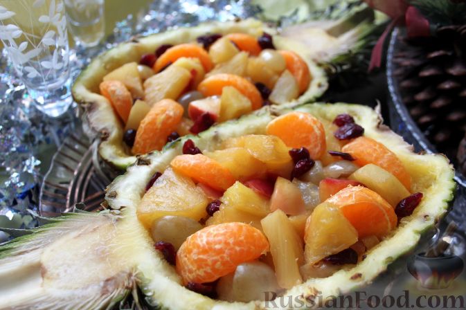 Фото к рецепту: Фруктовый салат в ананасе