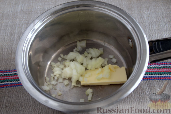Фото приготовления рецепта: Крем-суп с кольраби и плавленым сырком - шаг №2