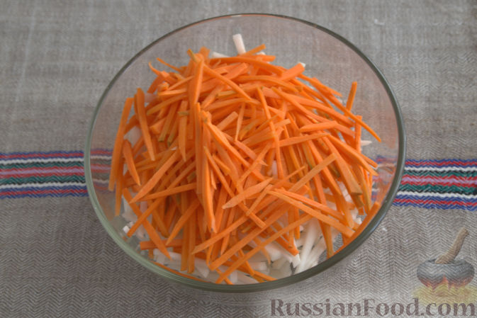 Фото приготовления рецепта: Салат с кольраби и морковью (по-корейски) - шаг №3