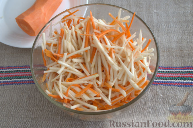 Фото приготовления рецепта: Салат с кольраби и морковью (по-корейски) - шаг №8