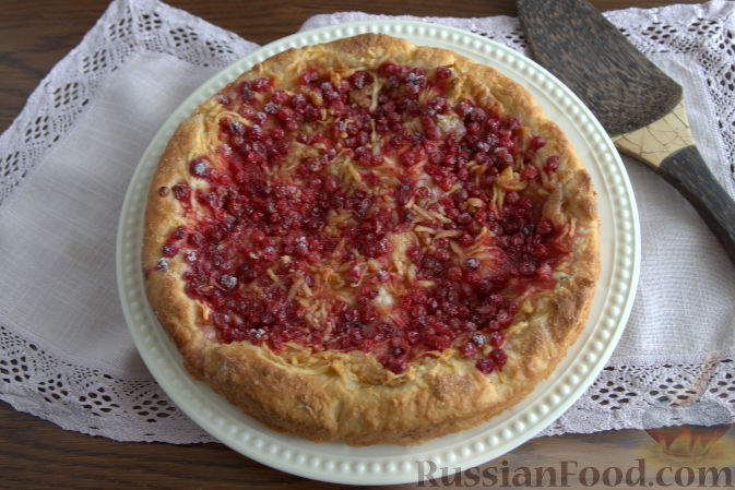Фото приготовления рецепта: Открытый пирог с брусникой и яблоком - шаг №10