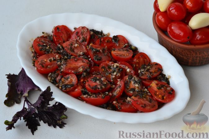Фото приготовления рецепта: Маринованные помидоры черри с базиликом - шаг №8