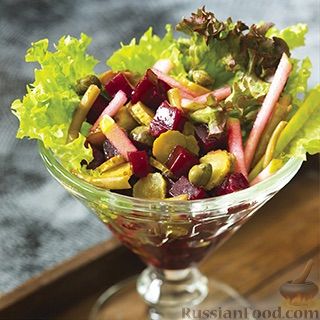 Фото к рецепту: Салат из свёклы, со стручковой фасолью, яблоком и корнишонами