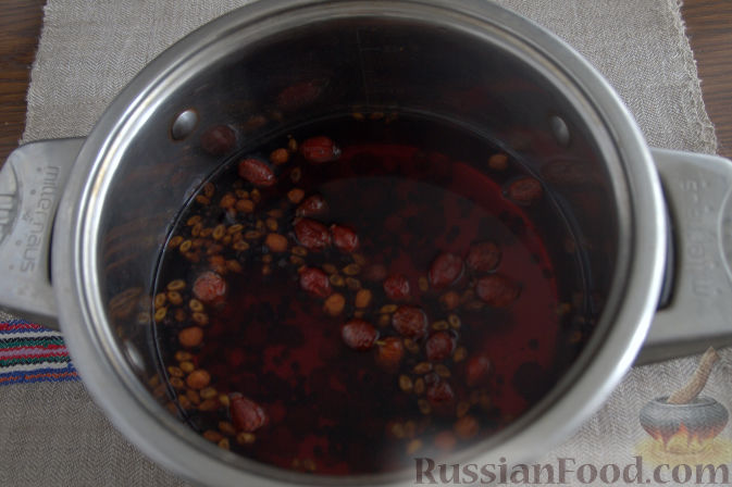 Фото приготовления рецепта: Взвар (узвар) из яблок и ягод, с медом - шаг №3