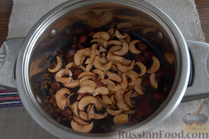 Фото приготовления рецепта: Взвар (узвар) из яблок и ягод, с медом - шаг №4