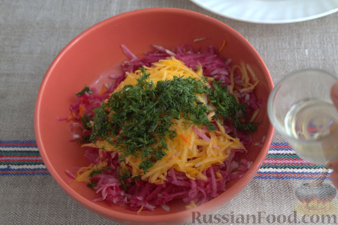 Фото приготовления рецепта: Салат с редькой и тыквой - шаг №6