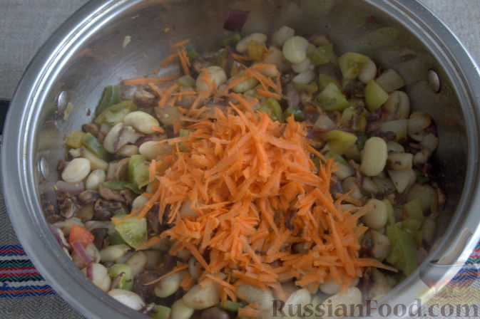 Фото приготовления рецепта: «Осеннее» рагу с топинамбуром, грибами и фасолью - шаг №6