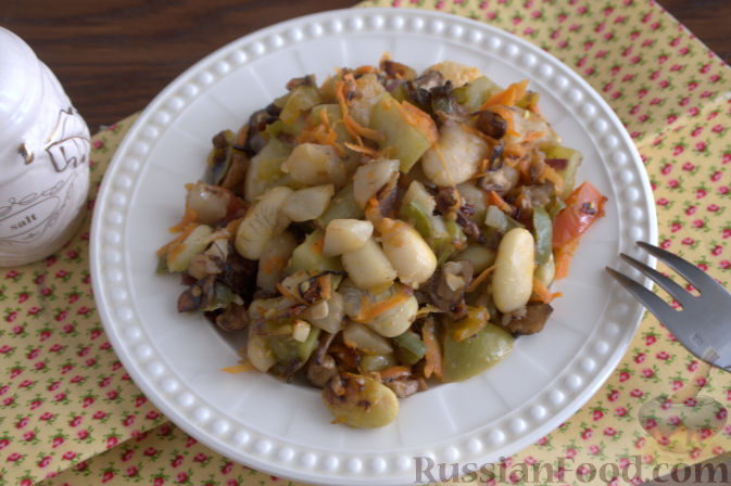 Фото приготовления рецепта: «Осеннее» рагу с топинамбуром, грибами и фасолью - шаг №9