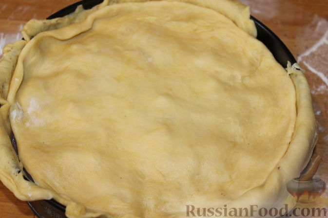 Фото приготовления рецепта: Пирог "Ель" из слоёного теста, с томатным соусом и сыром - шаг №3