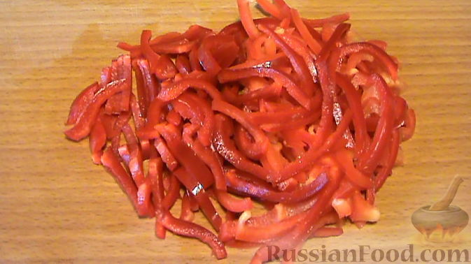 Фото приготовления рецепта: Салат по-корейски с зелёными помидорами и морковью - шаг №2