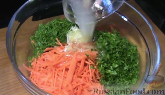 Фото приготовления рецепта: Салат по-корейски с зелёными помидорами и морковью - шаг №7