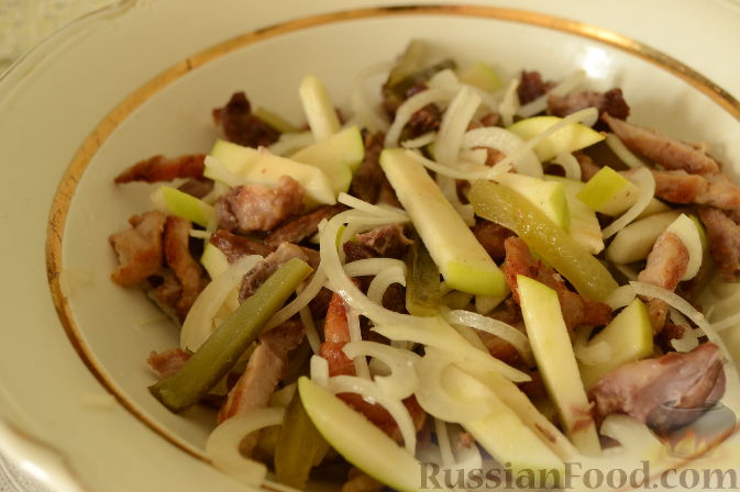 Фото приготовления рецепта: Мясной салат "Пражский" - шаг №5