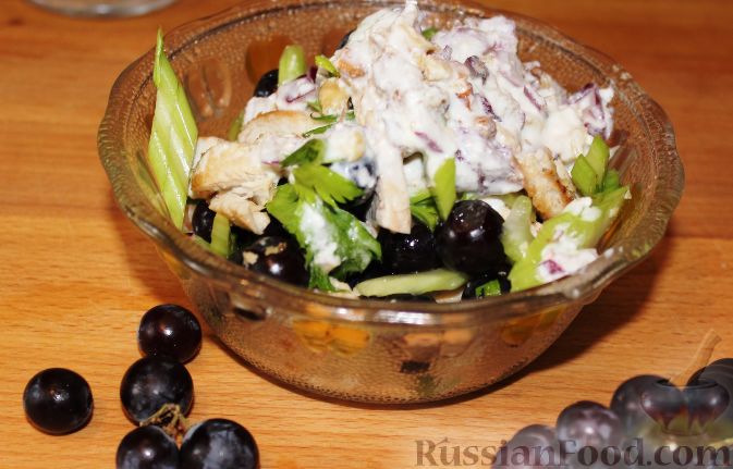 Фото к рецепту: Салат из куриного филе с виноградом