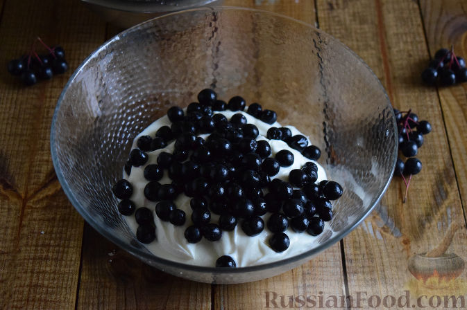 Фото приготовления рецепта: Пирог с черноплодной рябиной - шаг №6