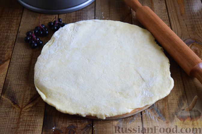 Фото приготовления рецепта: Пирог с черноплодной рябиной - шаг №7