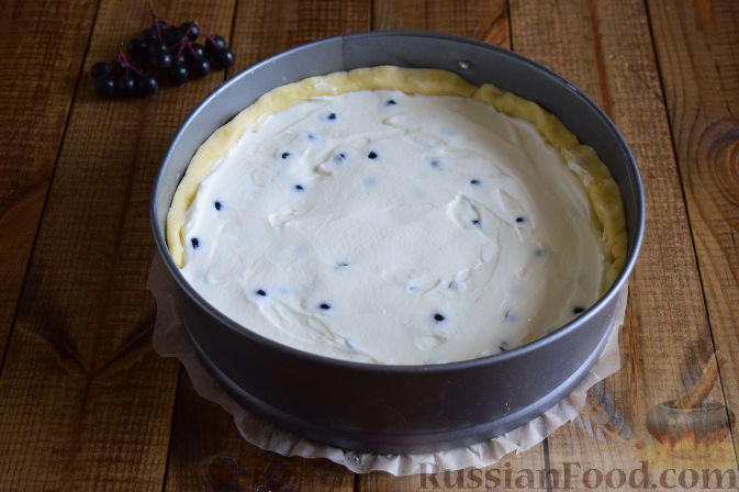 Фото приготовления рецепта: Пирог с черноплодной рябиной - шаг №9