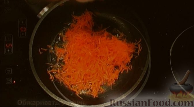 Фото приготовления рецепта: Слоёный салат с языком, шампиньонами, маринованными огурцами, морковью и сыром - шаг №9