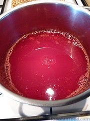 Фото приготовления рецепта: Желе из красной смородины - шаг №6