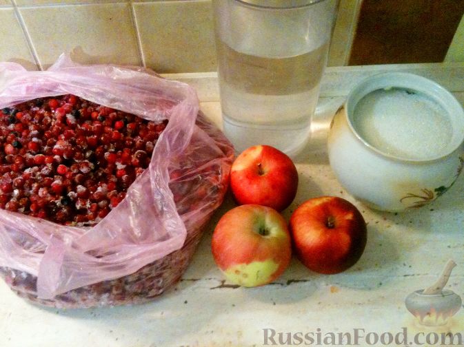 Фото приготовления рецепта: Варенье из брусники с яблоками - шаг №1