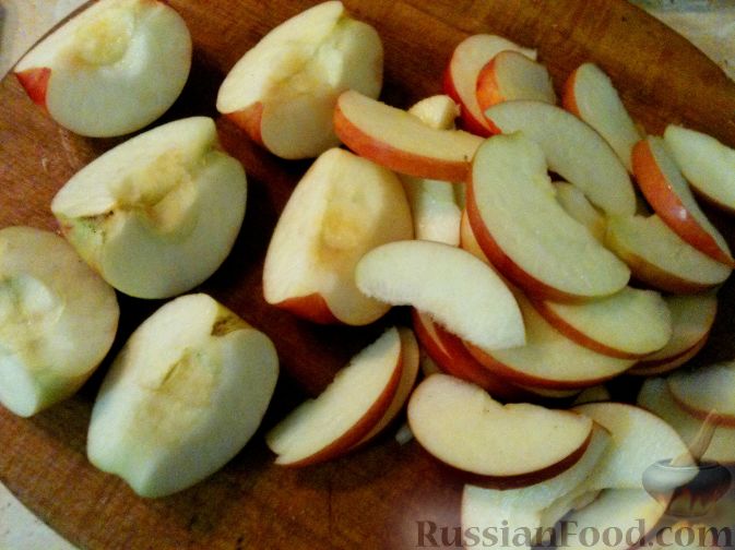 Фото приготовления рецепта: Варенье из брусники с яблоками - шаг №3
