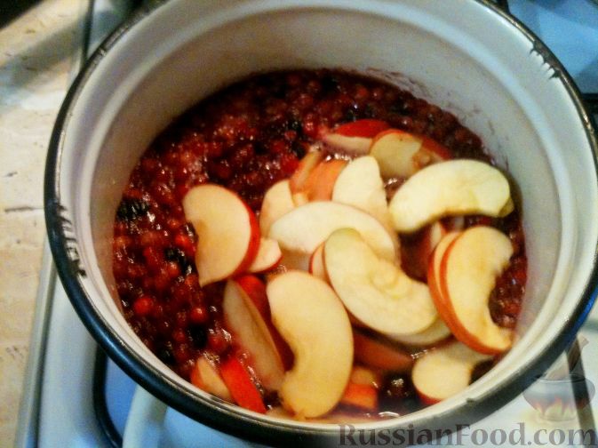 Фото приготовления рецепта: Варенье из брусники с яблоками - шаг №6