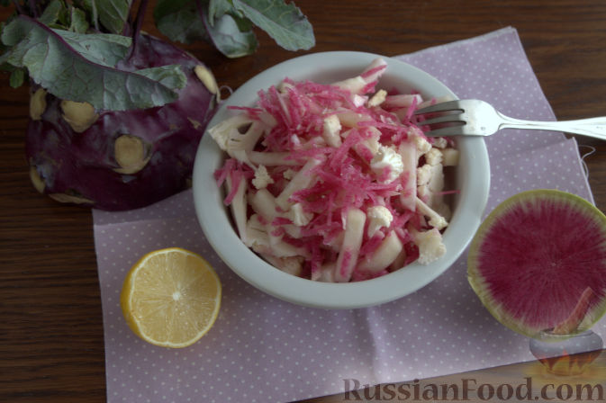 Фото приготовления рецепта: Салат с кольраби - шаг №8