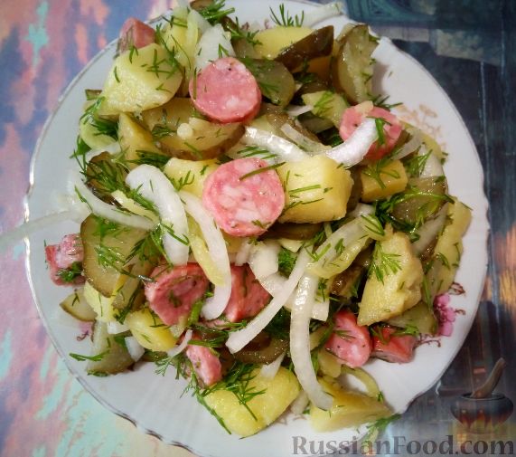 Фото к рецепту: Немецкий картофельный салат с солеными огурцами и копченой колбасой