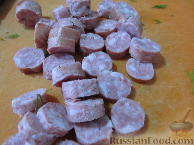 Фото приготовления рецепта: Немецкий картофельный салат с солеными огурцами и копченой колбасой - шаг №3