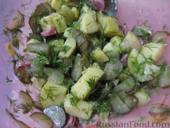 Фото приготовления рецепта: Немецкий картофельный салат с солеными огурцами и копченой колбасой - шаг №6