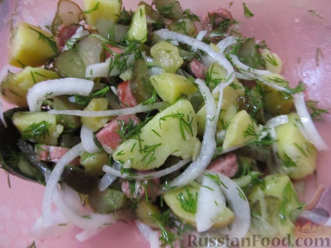 Фото приготовления рецепта: Немецкий картофельный салат с солеными огурцами и копченой колбасой - шаг №7