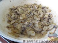 Фото приготовления рецепта: Заливной пирог с мясом и грибами - шаг №4