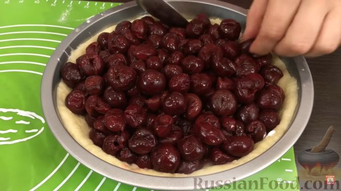 Фото приготовления рецепта: Постный вишневый пирог - шаг №11