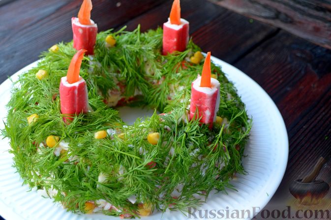 Фото приготовления рецепта: Крабовый салат "Рождественский венок" - шаг №8