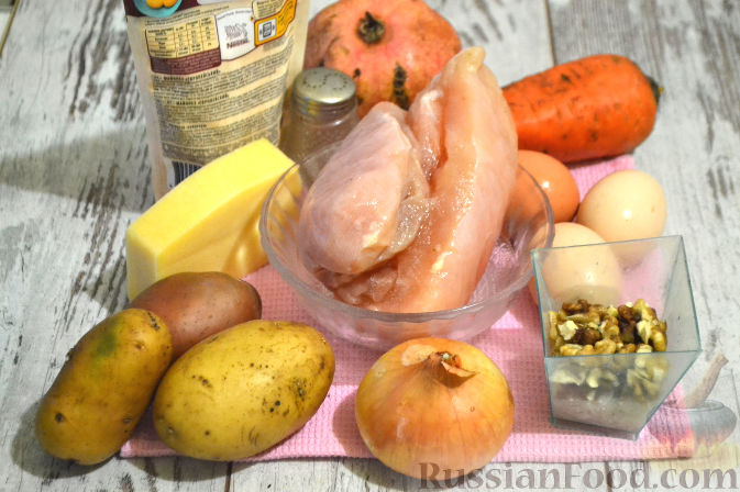 Фото приготовления рецепта: Слоеный салат с курицей, картофелем и орехами - шаг №1