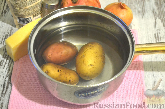 Фото приготовления рецепта: Слоеный салат с курицей, картофелем и орехами - шаг №2