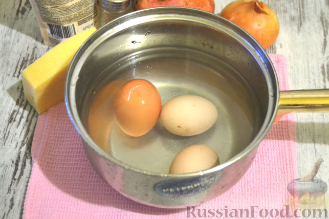 Фото приготовления рецепта: Слоеный салат с курицей, картофелем и орехами - шаг №4