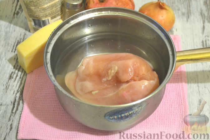 Фото приготовления рецепта: Слоеный салат с курицей, картофелем и орехами - шаг №5