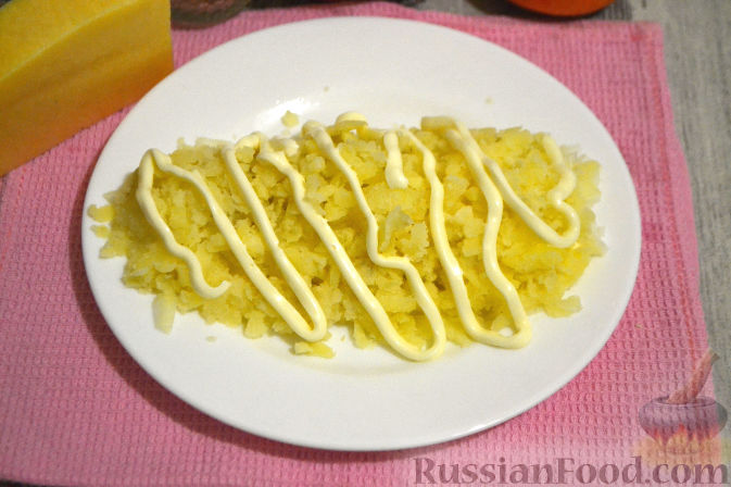 Фото приготовления рецепта: Слоеный салат с курицей, картофелем и орехами - шаг №7