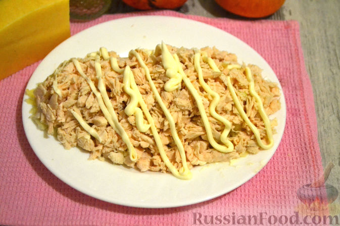 Фото приготовления рецепта: Слоеный салат с курицей, картофелем и орехами - шаг №8