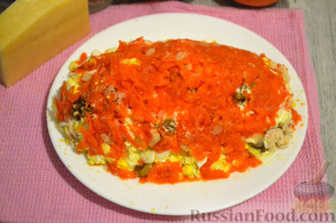 Фото приготовления рецепта: Слоеный салат с курицей, картофелем и орехами - шаг №10