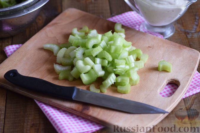 Фото приготовления рецепта: Салат с брокколи и каштанами - шаг №5
