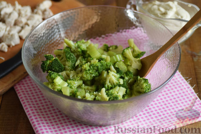 Фото приготовления рецепта: Салат с брокколи и каштанами - шаг №6