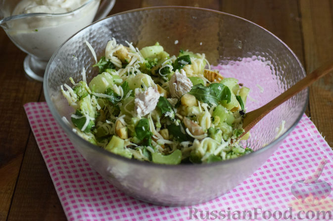Фото приготовления рецепта: Салат с брокколи и каштанами - шаг №11