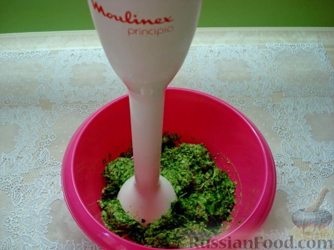 Фото приготовления рецепта: Слоёный салат с крабовыми палочками, ветчиной, плавленым сыром и яблоком - шаг №15