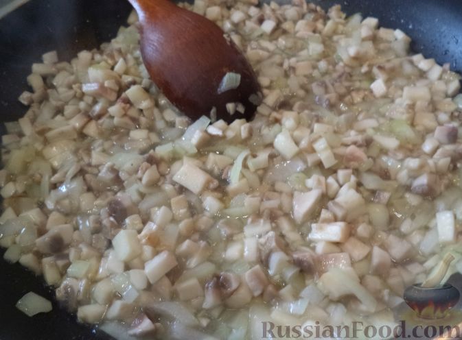 Фото приготовления рецепта: Салат "Гранатовый браслет" с курицей и грибами - шаг №5
