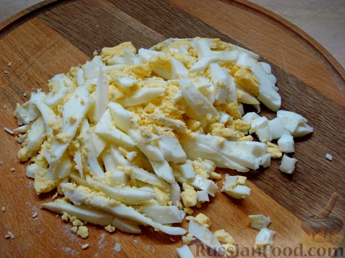 Фото приготовления рецепта: Салат "Первый снег", с курицей, сыром и виноградом - шаг №3