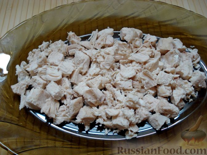 Фото приготовления рецепта: Салат "Первый снег", с курицей, сыром и виноградом - шаг №7