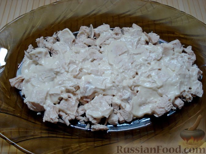 Фото приготовления рецепта: Салат "Первый снег", с курицей, сыром и виноградом - шаг №8