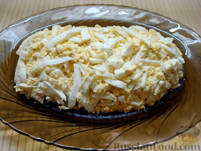 Фото приготовления рецепта: Салат "Первый снег", с курицей, сыром и виноградом - шаг №11